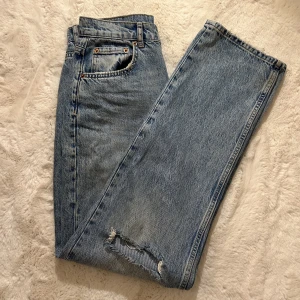 Blåa jeans - Jätte fina raka jeans med hål. Dessa jeans sitter så fint, perfekt längd för er som är mellan 165-170. Dem är i storlek 38 och normala i storlek. Om ni gillar baggy looken så är dessa jeans även perfekta för er som bör storlek 36😍