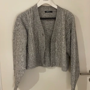 Mysig kofta med pärlor - En jätte mysig kofta med pärlor från gina💕Aldrig använd!