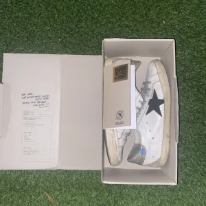 Golden goose superstar  - Säljer nu mina golden goose skor då dom har blivit lite för små för mig, storlek 41. Dom är i bra skick, (det är meningen att dom ska se slitna ut) 