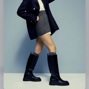 Knähöga boots  - Säljer dessa knähöga boots från Mango i modellen YOKO. Inköpta tidigare i år för 550 men säljes för 200. Endast använda 1-2 gånger :)