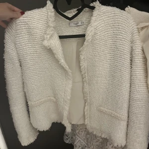 Kofta - Jättefin kofta fdån mango. Använd ca 5 gånger och är i nyskick💕 fri frakt via köp nu!!