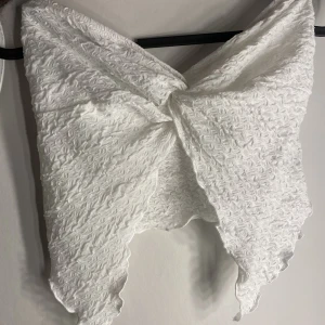 Vit topp - Vit topp, aldrig blivit använd, den är lite genomskinlig🤍