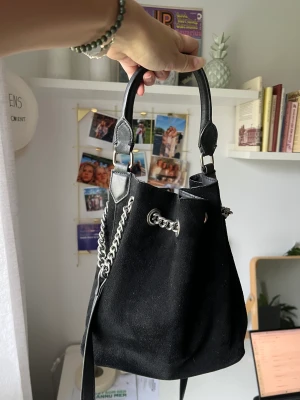 Väska - Så snygg väska från zara!!  Finns två st remmar så man kan använda den på olika sätt:💓💓 