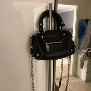 Nunoo väska - Säljer denna nunoo väska, fint skick och orginalpriset är ca 1200kr. Men säljer för 400kr🌟