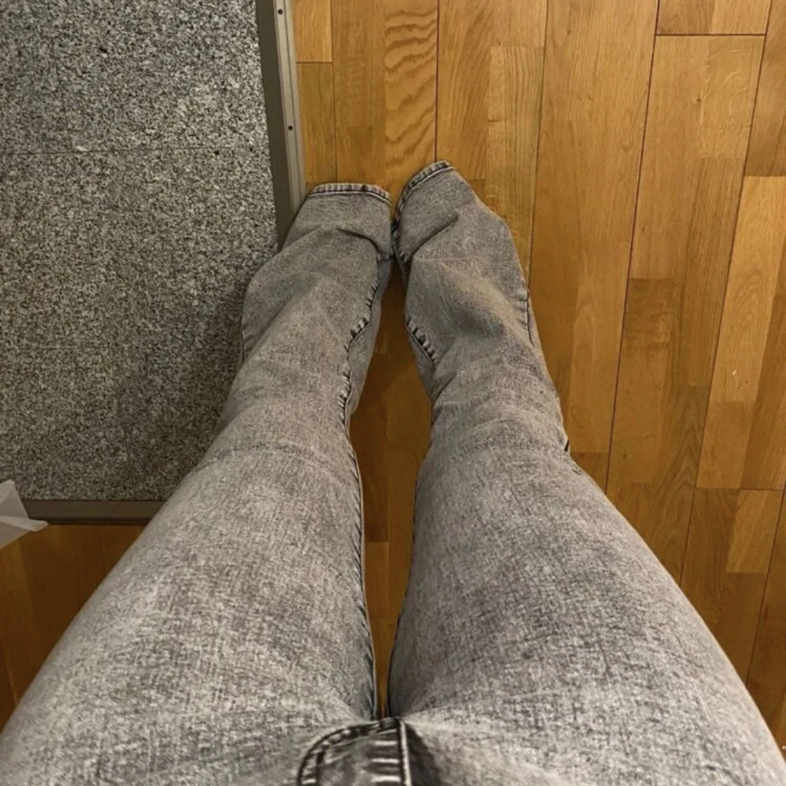 Gråa jeans