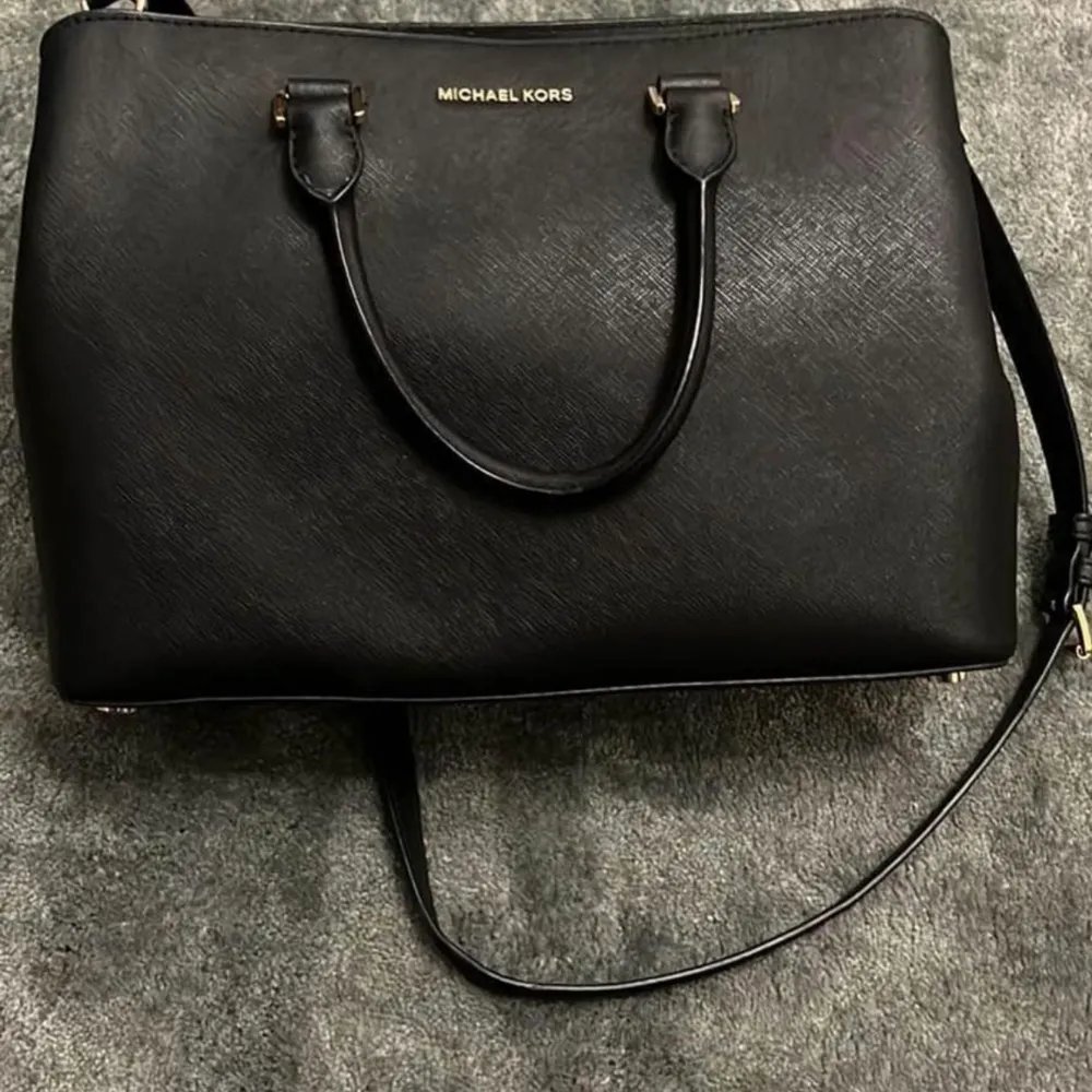 Micheal kors väska  Nypris 3500 Jätte bra skick,som ny. Väskor.