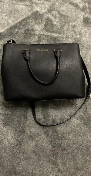 Micheal kors väska - Micheal kors väska  Nypris 3500 Jätte bra skick,som ny