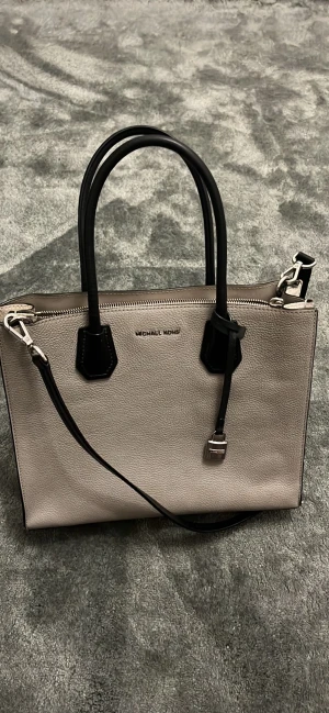 Micheal kors väska - Micheal kors väska Jätte bra skick  Använd 6månader