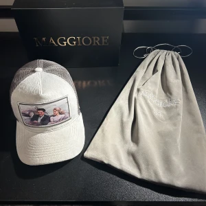 Maggiore Keps - Säljer denna jättesnygga keps från Maggiore då den inte har kommit till användning. Har bara använt den ett fåtal gånger så den är i nyskick. Den har inga märken eller fläckar på sig. Pris kan diskuteras vid snabb affär. Hör gärna av dig vid några frågor.