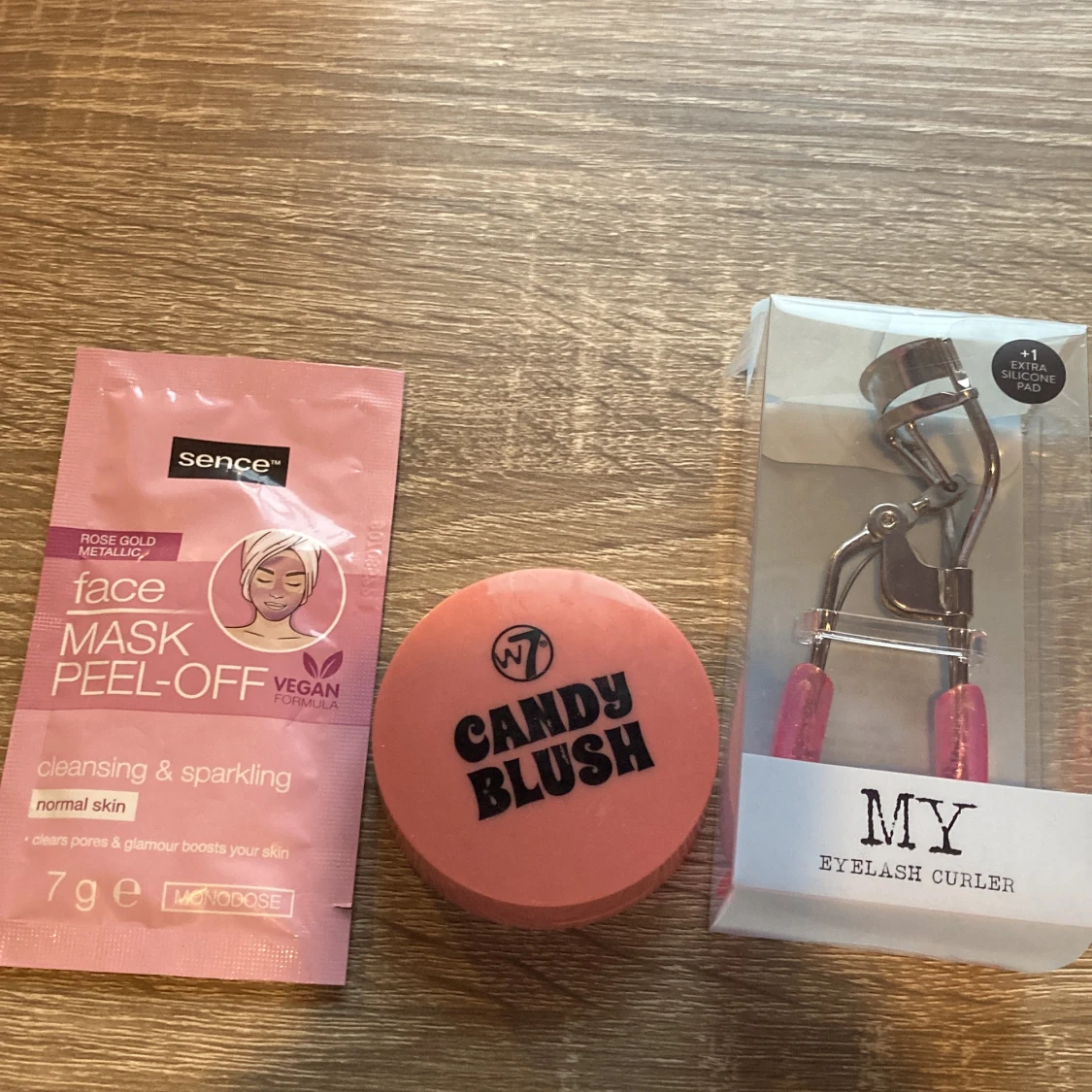 En w7 blus,ögonfransböjare,FaceTime mask 