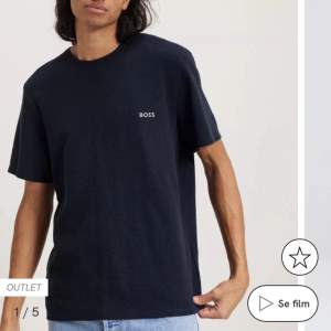 Säljer en helt ny marinblå T-shirt från Hugo boss med prislappen på.  Nypris 429kr☺️  Skickar även fler bilder vid önskan🫶