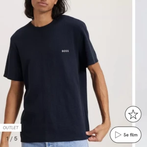 Hugo boss T-shirt  - Säljer en helt ny marinblå T-shirt från Hugo boss med prislappen på.  Nypris 429kr☺️  Skickar även fler bilder vid önskan🫶