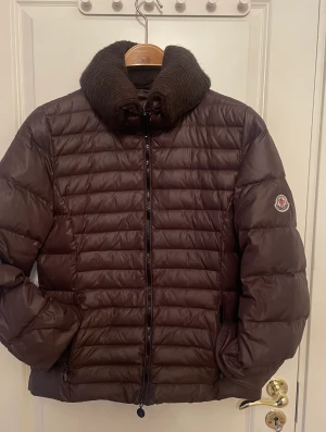Moncler jacka  - Moncler vinter jacka storlek M mycket bra skick 