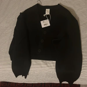 Svart cardigan carin wester  - Oanvänd mjuk cardigan med knappar från carin wester, kan hämtas i Eskilstuna 