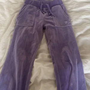 Lila juciy byxor - Dessa byxor (äkta juciy coutore) inga större skador (fläckar mm) använd ett fåtal ggr inte alls många allmänt bra och snygga, vi kan diskutera priset. STÅR INTE FÖR FRAKT!