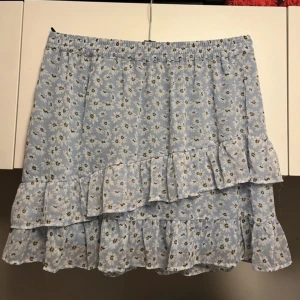 Blå kjol - Säljs pga felköp, storlek XL. I fint skick. Endast testad! Köparen står för frakten! 