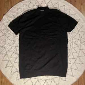 Zara tröja - Stickad t-shirt från zara i bra skick. Storlek L men passar nog M också. Säljer då den inte kommer till andvändning!