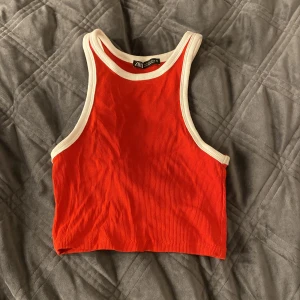 Topp från Zara - Säljer denna kroppade toppen från Zara då den inte kommer till användning💕 Köparen står för frakten