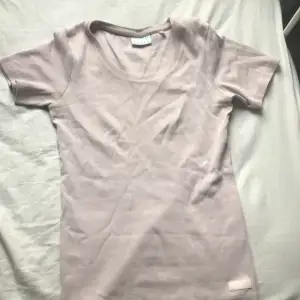 Pink kroppstight kortärmad ribbad tröja