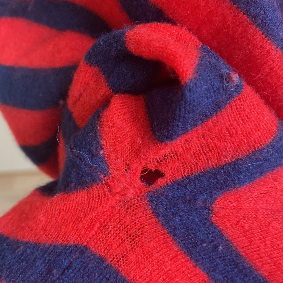 Zadig&voltaire tröja med små hål! - 91