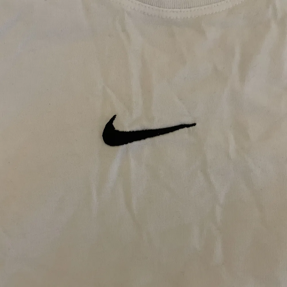 As nice vit Nike t-shirt! Använt väldigt sparsamt och är i mycket bra skick🌟 köpt på barn avdelningen i storlek XL, så sitter lite baggy på någon som är s-m i vuxenstorlek💞 köpt för 300kr, säljer för 69kr💗  Om du har frågor svarar jag jätte gärna privat💘. T-shirts.