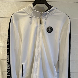 Plein sport zip hoodie  - Skick 10/10 använd 1 gång, säljer den eftersom den inte passar, köpt på nk i Göteborg för 3500kr, på 50 preocent rabatt, ny pris 7000kr