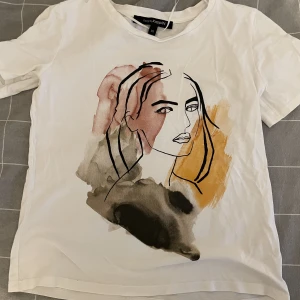 Snygg t-shirt - Fin vit t-shirt med tryck från Kappahl💞 använt sparsamt och är i mycket bra skick! Vid frågor besvarar jag dem jätte gärna privat💘