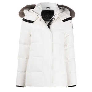 Moose Knuckles jacka  - Har använt jackan förra vintern men säljer för att den inte är min stil längre. Pga färgen är den inte lika fräsh som ny. Köpte den för 10 tusen. Jackan är i strlk s men passar den som även bär xs. Hör av dig för mer info!