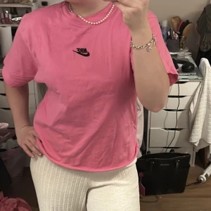 Rosa Nike tröja💞 - Croppad rosa Nike t-shirt. Sällan använd och är i fint skick. Ny pris 400kr. 💞