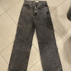 Gina jeans - Fina raka jeans från Gina. I svart/grå färg. Nog långa på mig som är 175. Hör av er vid frågor/funderingar 💕💕💕