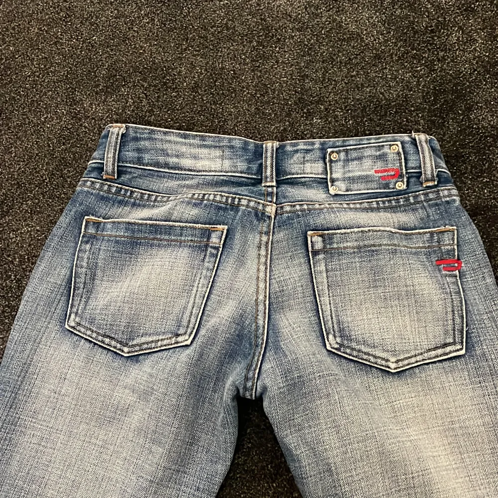 Så snygga Lågmidjade diesel jeans, försmå för mig tyvärr:( Midjemått rakt över: 34cm  Ytterbenslängd: 95cm  Innebenslängd: 78cm 💖💘💖. Jeans & Byxor.