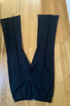 Kostymbyxor (ginatricot) - Är ganska långa. Strl L. Aldrig använda men har tagit av prislappen. Flare.