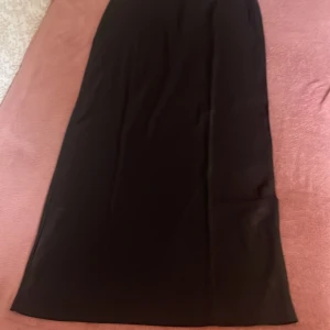 Satin kjol  - En helt ny satin kjol med prislappen på.  