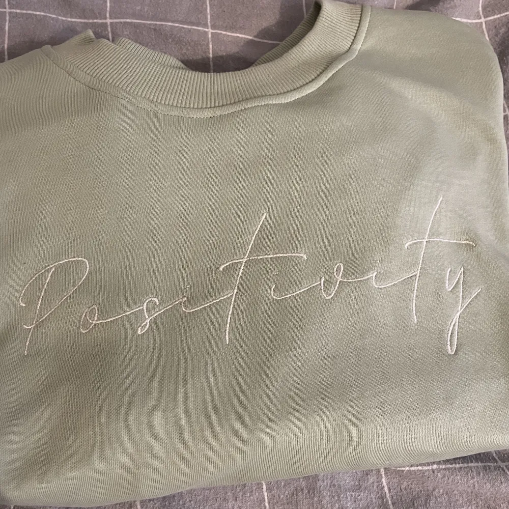 Jätte fin sweatshirt i ljusgrönt med en liten text på framsidan🌟 använt kanske en gång, så är i mycket bra skick💞 vid frågor besvarar jag gärna dom privat💘. Hoodies.