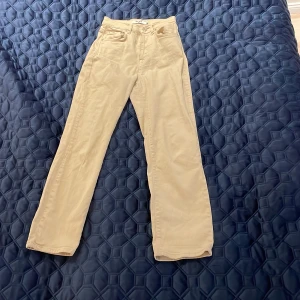 Beiga jeans - Snygga beigea high waisted jeans från NA-KD i storlek 32. Den har en knappgylf istället för en dragkedja. Skit fina och i väldigt bra skick