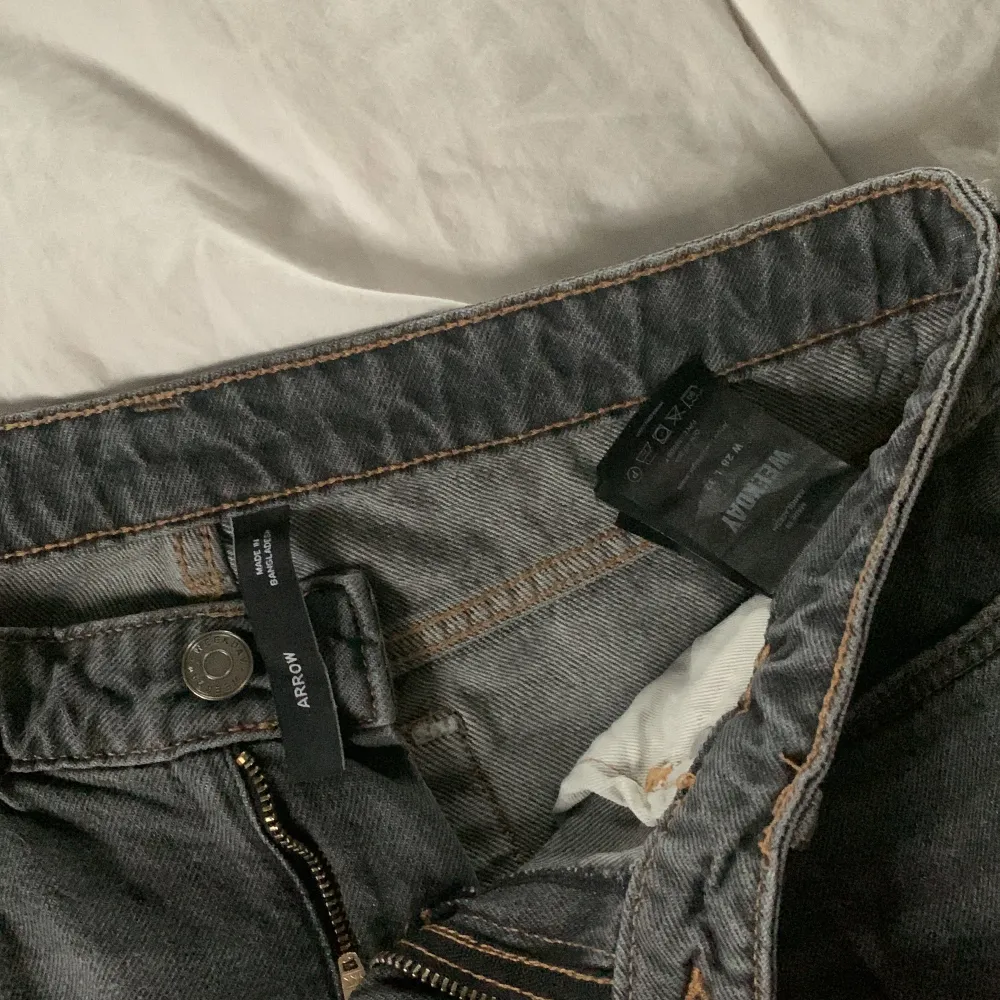 Jättefina grå jeans från Weekday som är använda men utan defekter och i bra skick!👖 . Jeans & Byxor.
