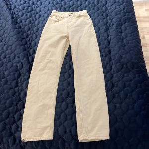 Vita jeans från Nelly  - Vita high waisted straight jeans från Nelly i storlek 34. Väldigt bra skick, knappt använd