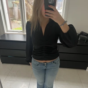 Blus  - Så så fin blus som passar till både vardag och fest. Använd ett fåtal gånger ❤️