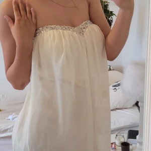 Festklänning  - En fin klänning till både jul, nyår eller fest. Oanvänd pga för liten storlek. I storlek xs men skulle säga att den passar allt från xs-m helt okej! Priset kan diskuteras💗