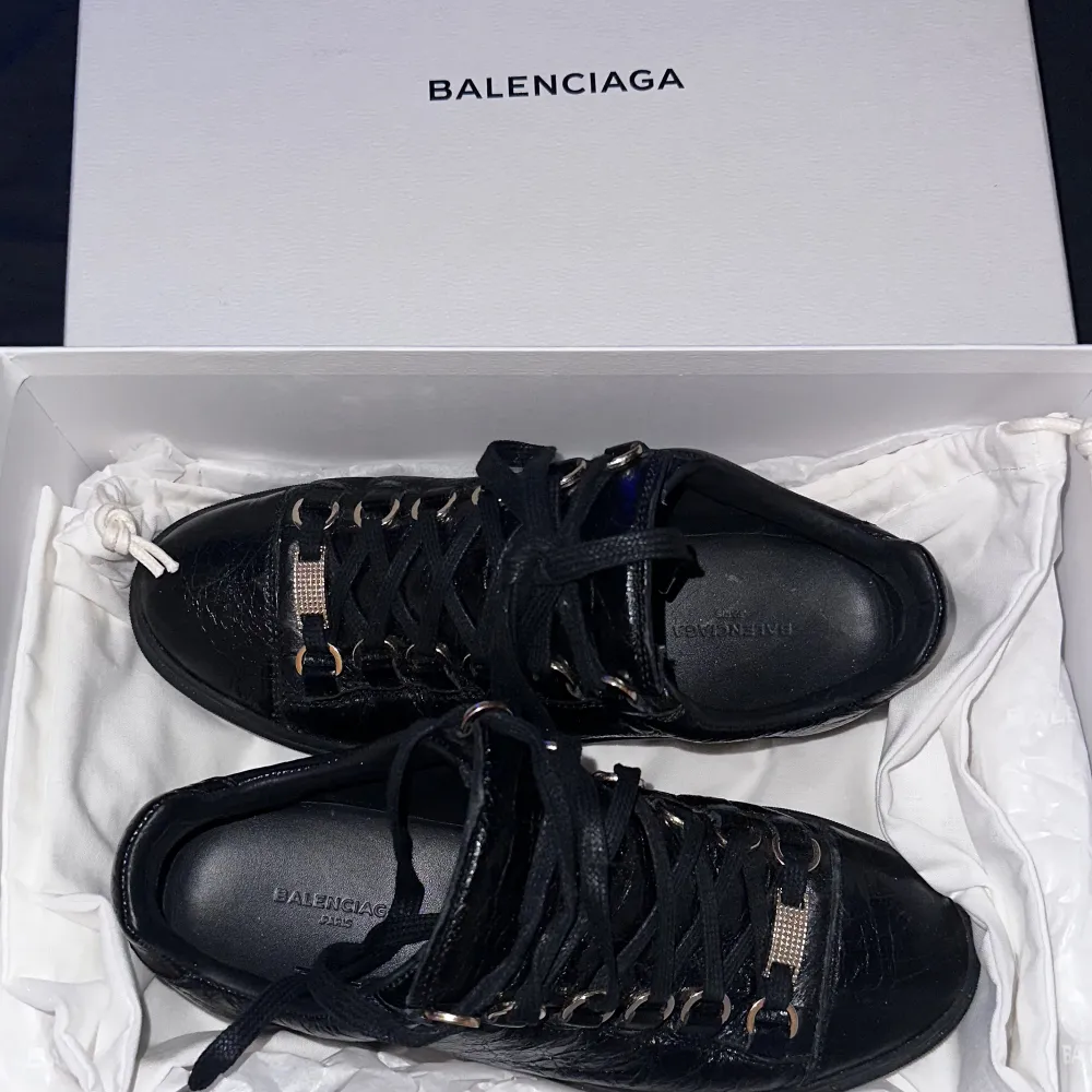 Svarta skor med guldiga detaljer från märket BALENCIAGA. De är i storlek 36(lite små) Väldigt fint skick, är bara använda ett fåtal gånger så nästan inga slitningar alls. Köpta för 5.400kr Kom privat för fler bilder då man endast kunde ha 3st. Skor.