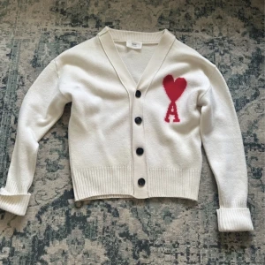 Ami paris - Superfin ami paris stickad kofta, superbra skick knappt använd alls. Storlek xs men passar mig med s, skriv för fler bilder!❤️‍🔥