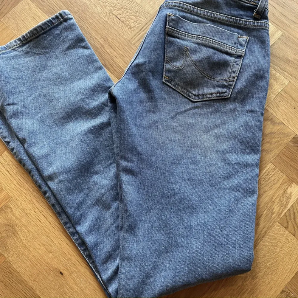 Säljer dessa ursnygga jeansen från ltb, modellen heter valerie. dom är väldigt långa i benen och har ingen defekt alltså som helt nya!! öppen för byten. Jeans & Byxor.
