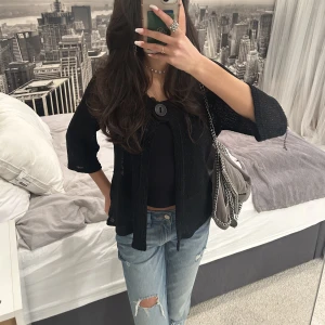  trekvartsärmad kofta - Trekvarts ärmad kofta i storlek s, svart glittrig! Perfekt till middagar/fest/evenemang! 