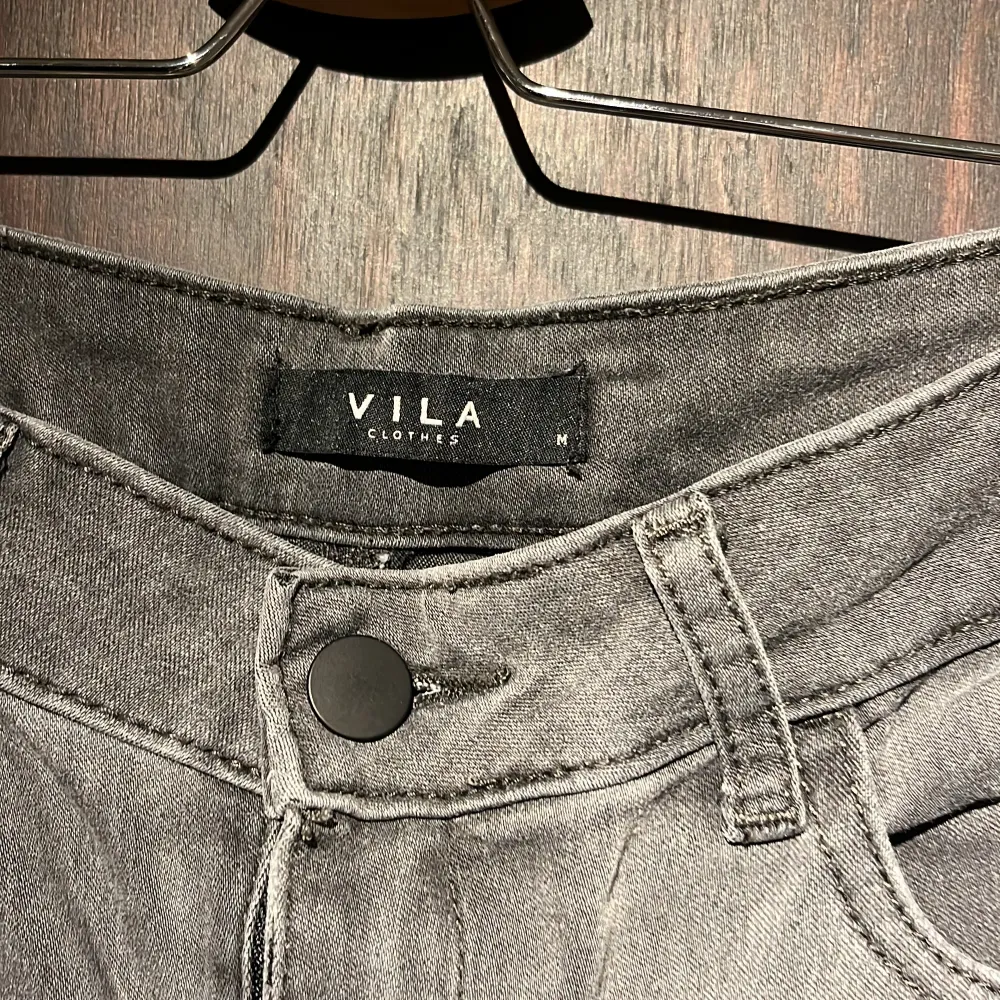 Vila jeans svart/grå medium hel och ren.. Jeans & Byxor.