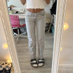 Jätte fina gråa jeans som sitter så bra men tyvärr inte min stil💕 storlek 32 men passar mig med 34