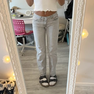 Grå jeans  - Jätte fina gråa jeans som sitter så bra men tyvärr inte min stil💕 storlek 32 men passar mig med 34