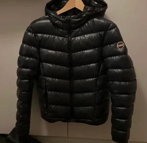 Colmar jacka  - Köpte denna Colmar jacka här på Plick, men den var lite för liten för mig. Den är i fint skick och allt är helt! 