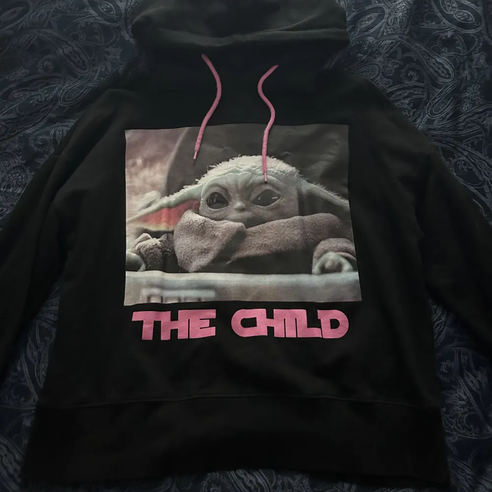 Supersöt hoodie med baby yoda på. 🤩🫶🏻🤍Köpt från primark, det står ingen storlek i men den passar en S/M. Använd gärna ”köp nu” 🤍. Hoodies.
