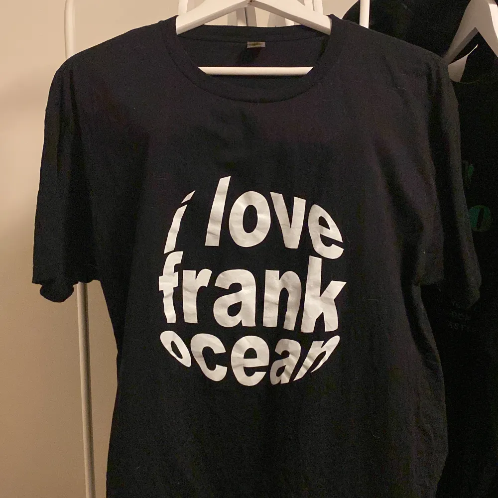 en ”i love frank ocean t-shirt”. Det står att det är storlek xxl men den passar m-xl ☘️💗. T-shirts.