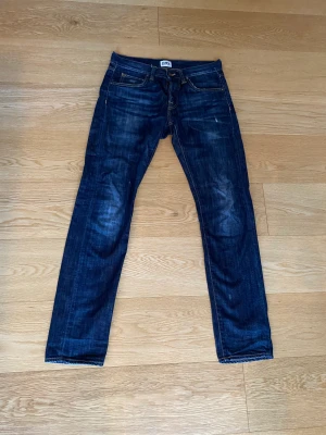 Edwin jeans  - Waist 30 längd 34 i modellen relaxed tapered💕 inga tecken på slitage, de små slitningar som finns är fabriks gjorda, herrstorlek